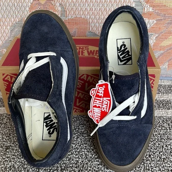 Vans Men’s Old Skool
Hairy Suede Dark Navy
VN0005UADNV
Sneakers - Picture 13 of 16